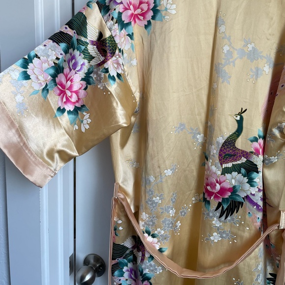 CREAM-COLORED SILK ROBE FROM VIETNAM - Picture 8 of 10